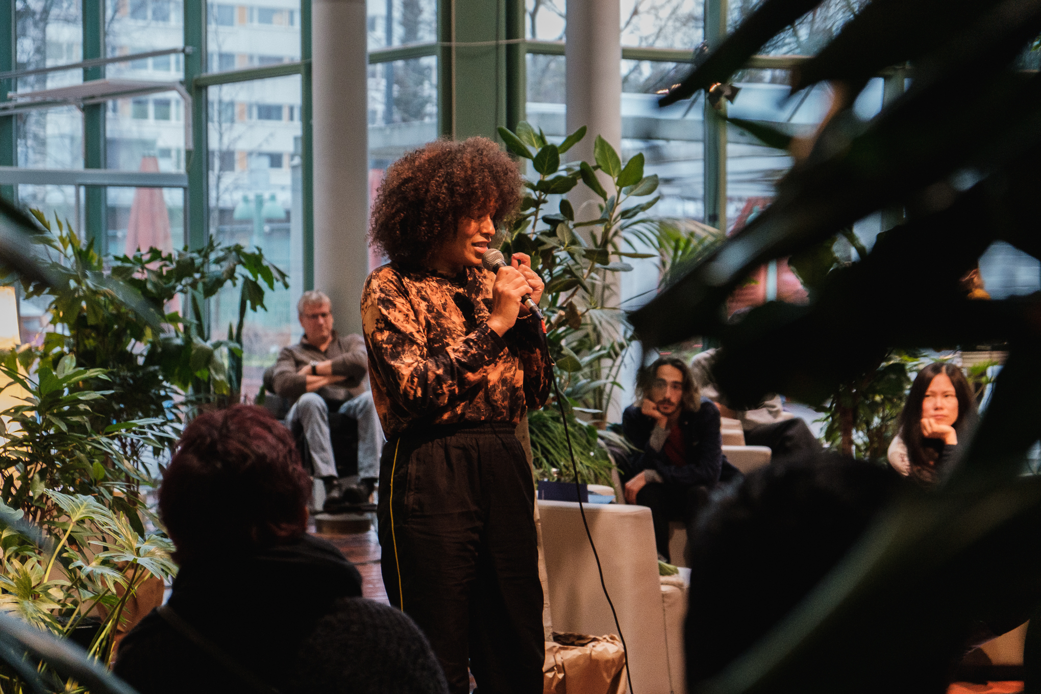 Keskustelu Isabel Lewisin ja Kerstin Schrothin välillä