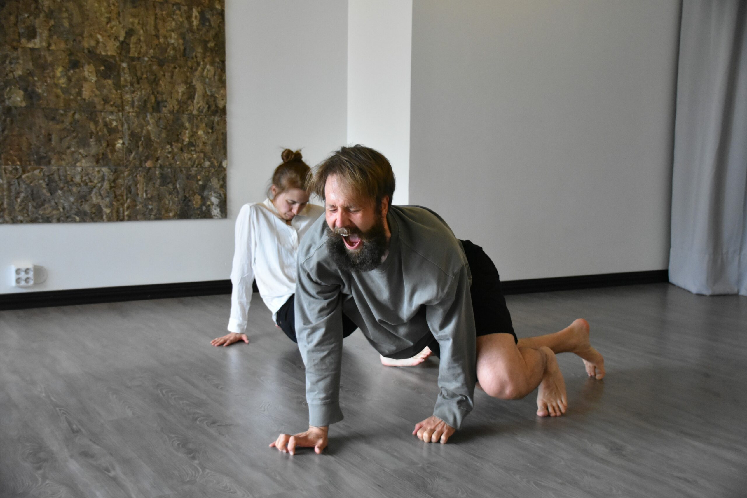 Keskustelu Matilda Aaltosen, Veli Lehtovaaran ja Kerstin Schrothin välillä esityksestä Performing Animalities – A Praxis